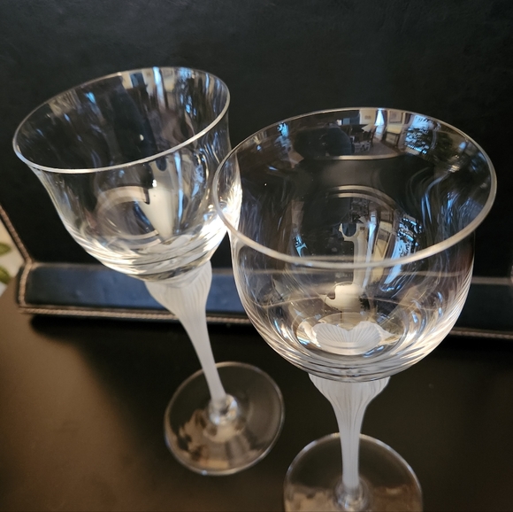 Mikasa Set of 2 Vintage Sea Mist Crystal Wine Glasses Frosted Ribbed Stems 9.25" - Picture 6 of 9